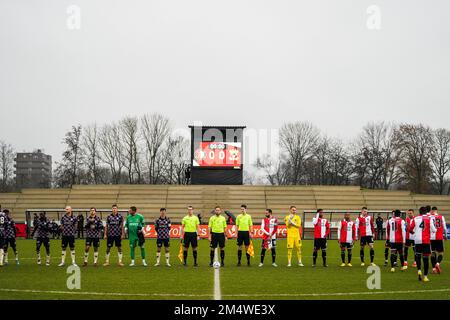 Rotterdam, pays-Bas. 23rd décembre 2022. Rotterdam - joueurs des deux équipes lors du match entre Feyenoord et Vas-y Eagles à Nieuw Varkenoord le 23 décembre 2022 à Rotterdam, pays-Bas. (Box to Box Pictures/Tom Bode) Credit: Box to Box Pictures/Alay Live News Banque D'Images