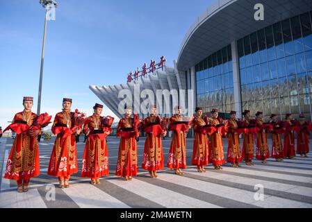 (221223) -- TAXKORGAN, le 23 décembre 2022 (Xinhua) -- des artistes locaux accueillent les passagers qui embarque à l'aéroport de Taxkorgan, dans le comté autonome de Tajik, dans la région autonome de Xinjiang Uygur, dans le nord-ouest de la Chine, le 23 décembre 2022. Vendredi matin, un avion passager est arrivé dans le comté autonome du Tajik, dans la région autonome du Xinjiang au nord-ouest de la Chine, marquant l'inauguration du premier aéroport de la région à plateau élevé. Au départ de la capitale régionale Urumqi à 8:57, le vol CZ5193, exploité par China Southern Airlines, a atterri à l'aéroport de Taxkorgan à 10:5 Banque D'Images