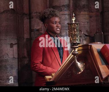 Nicola Adams lisant Luc 2:1-7, pendant le service de Carol « Together at Christmas » à l'abbaye de Westminster à Londres. Date de la photo: Jeudi 15 décembre 2022. Banque D'Images