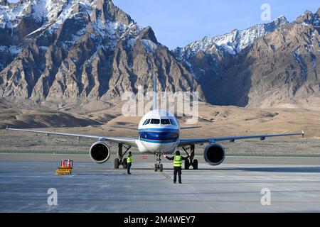 (221223) -- TAXKORGAN, le 23 décembre 2022 (Xinhua) -- les commissaires d'aéroport dirigent le premier vol à l'aéroport de Taxkorgan, dans le comté autonome de Tajik, dans la région autonome de Xinjiang Uygur, dans le nord-ouest de la Chine, le 23 décembre 2022. Vendredi matin, un avion passager est arrivé dans le comté autonome du Tajik, dans la région autonome du Xinjiang au nord-ouest de la Chine, marquant l'inauguration du premier aéroport de la région à plateau élevé. Au départ de la capitale régionale Urumqi à 8:57, le vol CZ5193, exploité par China Southern Airlines, a atterri à l'aéroport de Taxkorgan à 10:59 L'airpo Banque D'Images