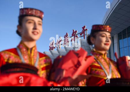 (221223) -- TAXKORGAN, le 23 décembre 2022 (Xinhua) -- des artistes locaux accueillent les passagers qui embarque à l'aéroport de Taxkorgan, dans le comté autonome de Tajik, dans la région autonome de Xinjiang Uygur, dans le nord-ouest de la Chine, le 23 décembre 2022. Vendredi matin, un avion passager est arrivé dans le comté autonome du Tajik, dans la région autonome du Xinjiang au nord-ouest de la Chine, marquant l'inauguration du premier aéroport de la région à plateau élevé. Au départ de la capitale régionale Urumqi à 8:57, le vol CZ5193, exploité par China Southern Airlines, a atterri à l'aéroport de Taxkorgan à 10:5 Banque D'Images