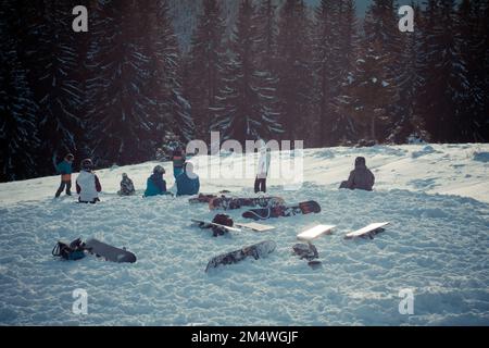 L'équipe de snowboarders au centre de villégiature photo du paysage Banque D'Images