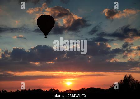 Vol en montgolfière au coucher du soleil, sur les champs à proximité de Fenland town Ely, Cambridgeshire, Angleterre, Royaume-Uni Banque D'Images