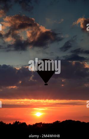 Vol en montgolfière au coucher du soleil, sur les champs à proximité de Fenland town Ely, Cambridgeshire, Angleterre, Royaume-Uni Banque D'Images