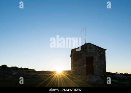 Ancienne cabane de chasseur sur la montagne au coucher du soleil. Alto da Groba - Baiona - Espagne Banque D'Images