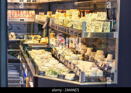 Fromagerie française dans le 9th arrondissement de Paris, France Banque D'Images