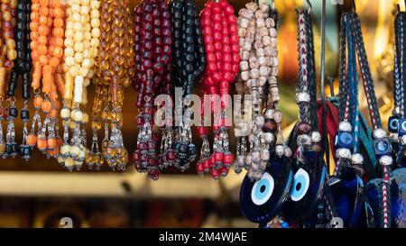 Boutique de souvenirs de la Maison de la Vierge Marie, Turquie. Perles de prière et perles d'oeil maléfique dans la boutique de souvenirs. Banque D'Images