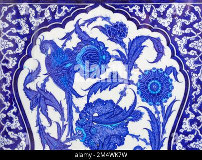 Panneau en carreaux bleus du mythique motif d'oiseau et de fleurs de Phoenix dans le palais de Topkapi, Istanbul, Turquie. Banque D'Images