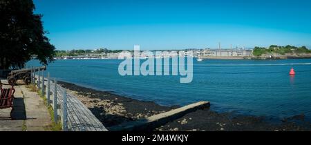 15th juillet 2021 - Mount Edgcumbe, Royaume-Uni : vue sur les eaux animées en direction de Plymouth depuis Mount Edgcumbe Country Park, Cornwall, Royaume-Uni Banque D'Images