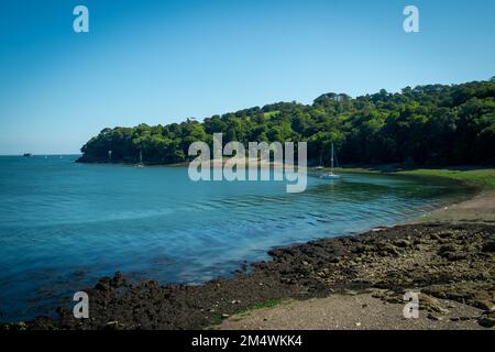 15th juillet 2021 - Mount Edgcumbe, Royaume-Uni : un amarrage idyllique dans une baie près du parc national Mount Edgcumbe, Cornwall, Royaume-Uni Banque D'Images