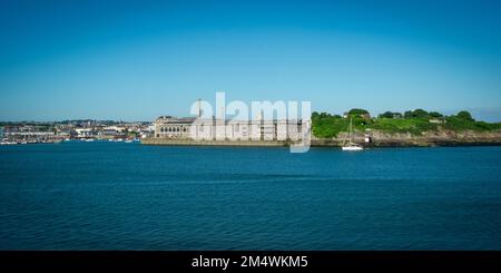 15th juillet 2021 - Mount Edgcumbe, Royaume-Uni: Vue sur l'eau très fréquentée en direction de Plymouth depuis Mount Edgcumbe Country Park, Cornwall, Royaume-Uni Banque D'Images