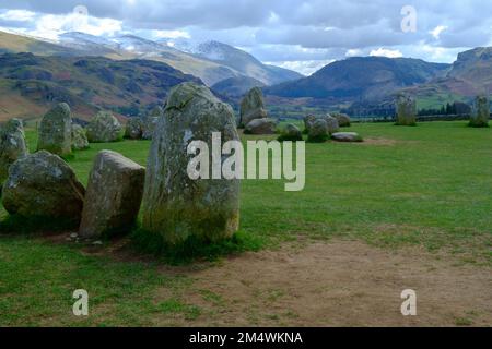 Il y a de la neige récente sur les sommets autour de Castlerigg Stone Circle lors d'une journée froide de printemps à Cumbria, au Royaume-Uni Banque D'Images