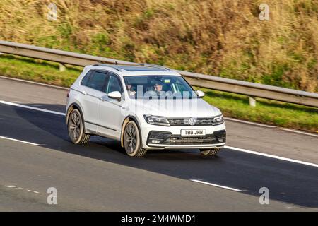 2018 White VW Volkswagen TIGUAN R-Line TDI 4 Motion S-A ; sur l'autoroute M6 Royaume-Uni Banque D'Images