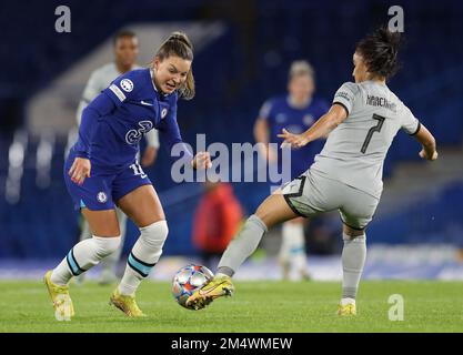 Londres, Angleterre, 22nd décembre 2022. Johanna Rytting Kaneryd de Chelsea et Sakina Karchaoui de Paris Saint Germain défi pour le ballon lors du match de l'UEFA Womens Champions League à Stamford Bridge, Londres. Crédit photo à lire: Paul Terry / Sportimage crédit: Sportimage / Alay Live News Banque D'Images