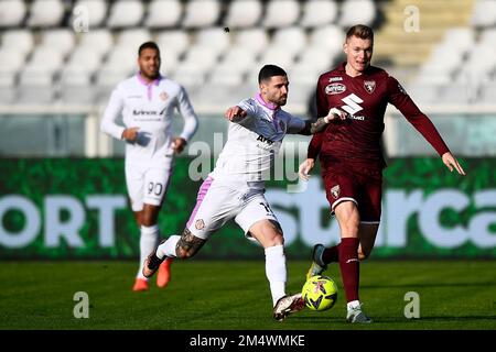 Turin, Italie. 23 décembre 2022. PERR Schuurs du FC Torino concurrence pour le ballon avec Cristian Buonaiuto des États-Unis Cremonese lors du match de football amical entre le FC Torino et les États-Unis Cremonese. Credit: Nicolò Campo/Alay Live News Banque D'Images
