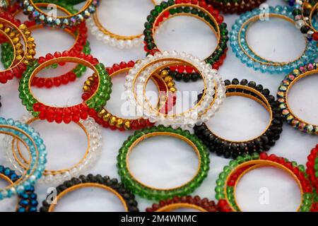 Dhaka, Bangladesh - 16 décembre 2022 : le belliciste de rue présente son collier de perles à vendre sur l'avenue Manik Mia à Dhaka, au Bangladesh. Banque D'Images