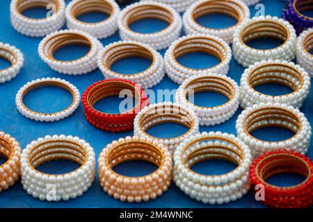 Dhaka, Bangladesh - 16 décembre 2022 : le belliciste de rue présente son collier de perles à vendre sur l'avenue Manik Mia à Dhaka, au Bangladesh. Banque D'Images