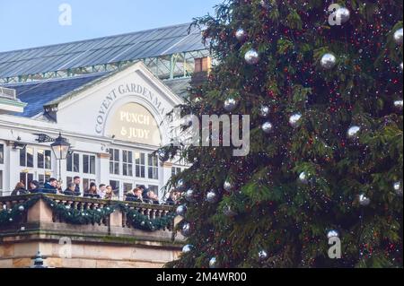 Londres, Angleterre, Royaume-Uni. 23rd décembre 2022. Les clients peuvent prendre un verre sur le balcon du Punch & Judy pub à côté de l'arbre de Noël dans Covent Garden. (Credit image: © Vuk Valcic/ZUMA Press Wire) Credit: ZUMA Press, Inc./Alamy Live News Banque D'Images