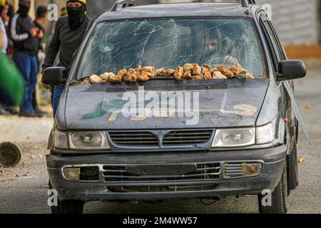 Naplouse, Palestine. 23rd décembre 2022. Un manifestant palestinien masqué a été vu lors de la manifestation contre les colonies israéliennes dans le village de Kafr Qaddoum près de la ville de Naplouse en Cisjordanie. (Photo de Nasser Ishtayeh/SOPA Images/Sipa USA) crédit: SIPA USA/Alay Live News Banque D'Images