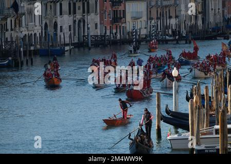 Des gens habillés comme le Père Noël lors d'une régate de Noël le long du Grand Canal à Venise, Italie, 18 décembre 2022. Banque D'Images