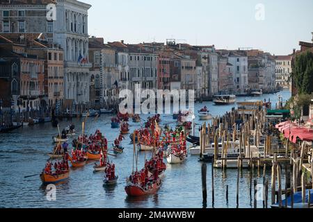 Des gens habillés comme le Père Noël lors d'une régate de Noël le long du Grand Canal à Venise, Italie, 18 décembre 2022. Banque D'Images