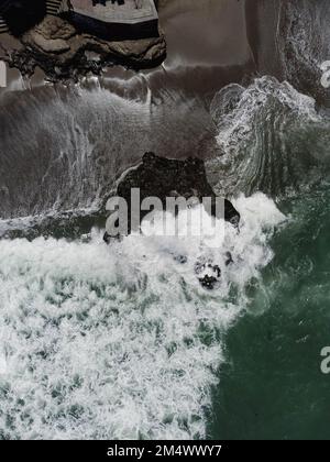 Vue de haut en bas du volcan de plage de sable noir de Bali Banque D'Images