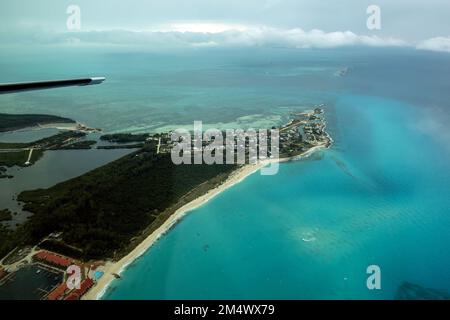 Une vue aérienne de la côte de South Bimini, Bahamas Banque D'Images