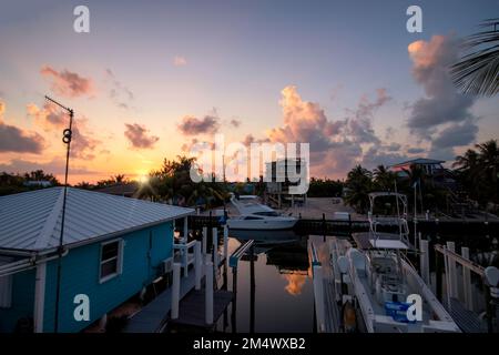 Un lever de soleil spectaculaire à Bimini, Bahamas Banque D'Images