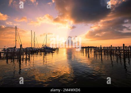 Un lever de soleil spectaculaire à Bimini, Bahamas Banque D'Images