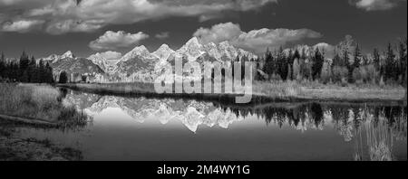 Photo panoramique en niveaux de gris d'un lac reflétant les montagnes du parc national de Grand Teton, aux États-Unis Banque D'Images