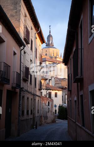 Ségovie, Espagne - 4 janvier 2021 : rues médiévales étroites au coucher du soleil avec cathédrale en arrière-plan Banque D'Images