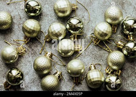 Couleur dorée décoration d'arbre de Noël boules sur fond de pierre. Vue de dessus Banque D'Images