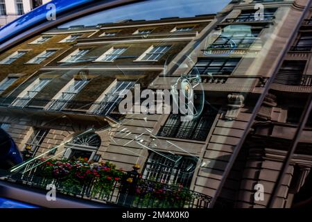 Une belle berline sportive garée à l'extérieur des appartements de luxe dans le West End de Londres.reflet étonnant des appartements dans la fenêtre de la voiture de luxe Porsche Banque D'Images