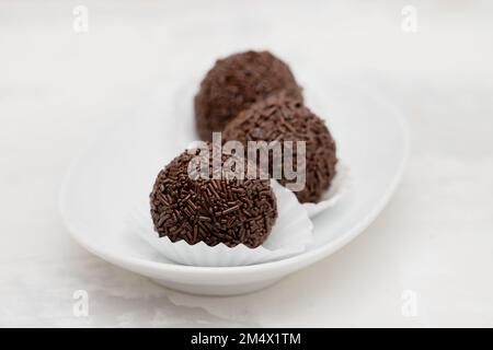 Goumert Egg Chocolate tradition au Brésil sur un plat blanc. Banque D'Images