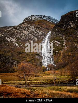 Vue d'automne sur la rivière Nevis jusqu'à la cascade an Steall de Glen Nevis Banque D'Images