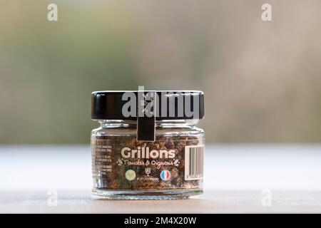 Pot de grillons salés prêts à consommer, ail et fines herbes en français, Futura Food, France Banque D'Images