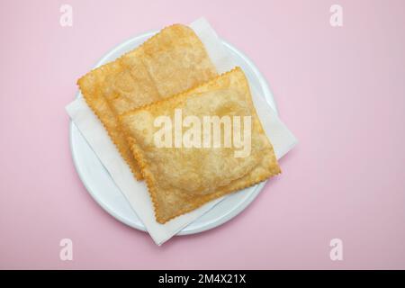 pâtisserie brésilienne typique sur petite assiette blanche Banque D'Images