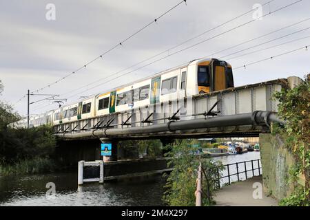 Great Northern train 387123, au-dessus de la rivière Great Ouse, Ely City, Cambridgeshire, Angleterre Banque D'Images