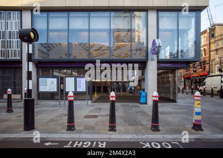 La sortie Barbican de la station Farringdon Elizabeth Line, qui donne accès à la zone Culture Mile de la ville de Londres Banque D'Images