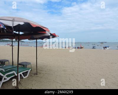 La plage de Pattaya en Thaïlande avec sa côte en forme de croissant de 4 km de long, offre de nombreuses activités aquatiques. Banque D'Images