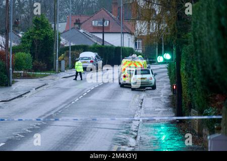 Menston, Royaume-Uni. 23rd décembre 2022. La police du West Yorkshire a confirmé la mort d'un homme de 87 ans suite à une grave collision sur Bradford Road, Menston. Les enquêteurs de police sont sur les lieux, la route est fermée dans les deux sens. Banque D'Images