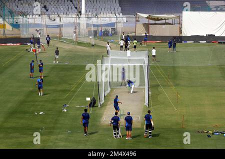 Les joueurs de l'équipe de cricket de la Nouvelle-Zélande s'échauffent et améliorent leurs techniques de cricket lors du match d'entraînement net pour les deux prochains tests et trois matchs de la série ODI contre le Pakistan, à la National Bank Cricket Arena de Karachi vendredi, 23 décembre 2022. Banque D'Images