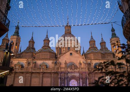 Populaire Calle Alfonso et la cathédrale El Pilar décorées avec des lumières pendant les vacances de Noël à Saragosse, Espagne Banque D'Images