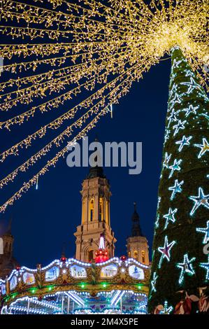 Sapin de noël illuminé sur la place El Pilar pendant les vacances de Noël à Saragosse, Espagne Banque D'Images