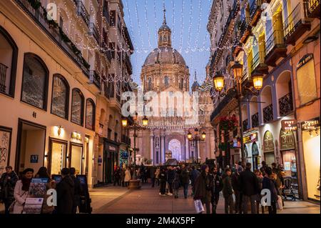 Populaire Calle Alfonso et la cathédrale El Pilar décorées avec des lumières pendant les vacances de Noël à Saragosse, Espagne Banque D'Images