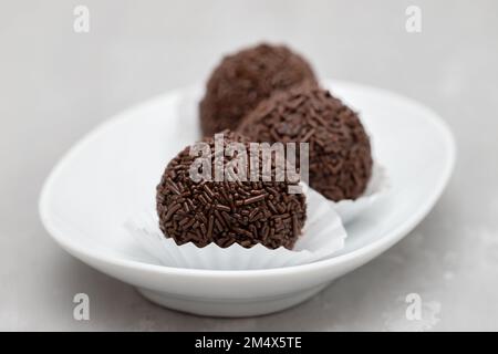 Goumert Egg Chocolate tradition au Brésil sur un plat blanc. Banque D'Images