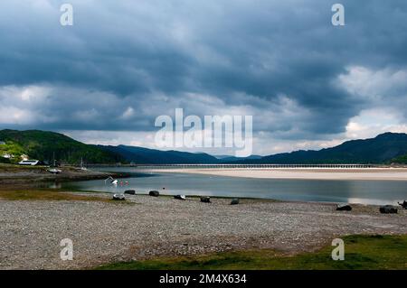 Vue panoramique sur le Viaduc de Barmouth et l'estuaire de la rivière Mawddach depuis Fairbourne. Lieu : Gwynedd, Snowdonia du Sud, pays de Galles du Nord. Banque D'Images