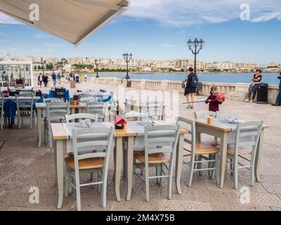 Café sur la promenade, Otrante, Apulia, Puglia, Italie Banque D'Images