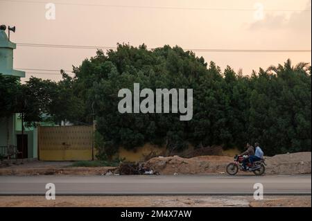 Égypte. 13th novembre 2022. Une moto roule sur une route entre le Caire et Alexandrie. Credit: Christophe bateau/dpa/Alay Live News Banque D'Images