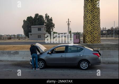 Égypte. 13th novembre 2022. Une voiture est garée sur le côté d'une autoroute entre le Caire et Alexandrie. Credit: Christophe bateau/dpa/Alay Live News Banque D'Images